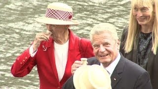 Königin Margrethe von Dänemark Trinkt einen Kurzen mit Joachim Gauck [upl. by Coral]