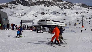 Cervinia con lo snowboard travolge uno sciatore volano racchettate e insulti [upl. by Nort]