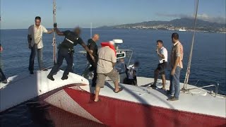 Un chef dentreprise se fait arrêter sur son catamaran de luxe [upl. by Akenaj]