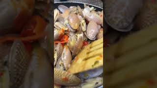 STIR FRY CLAMS RECIPE  Easy Japanese Sake Steamed Clams Recipeあさりの酒蒸しレシピ【作り方） [upl. by Aleetha]