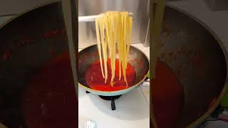 Spaghetti with tomato sauce 🇮🇹 Spaghetti al pomodoro ricetta originale [upl. by Esertap]