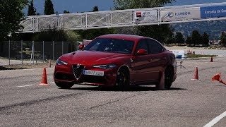 Alfa Romeo Giulia Quadrifoglio 2016  Maniobra de esquiva moose test y eslalon  km77com [upl. by Girard]