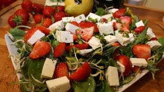 Salat mit Erdbeeren Feta und WildKräutern  Casual Kitchen [upl. by Shana988]