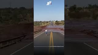 Barragem de represa rompe e água invade casas e rodovia federal em MS [upl. by Anaimad793]