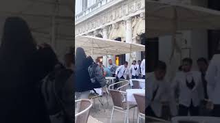 Rissa a Venezia I turisti vogliono usare il bagno del bar senza consumare botte con i camerieri [upl. by Leeban]