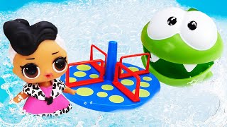 Vidéo en français Om Nom pour enfants Jouets trouvés dans la piscine [upl. by Aylatan]