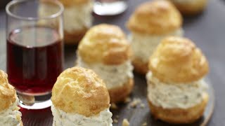 Recette  Gougères à la mousse de roquefort et aux noix [upl. by Aratak36]