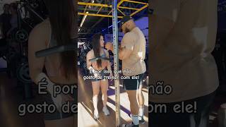 MEU MARIDO ME AJUDANDO É ASSIM academia musculação treino casal humor memes [upl. by Ynnohj]