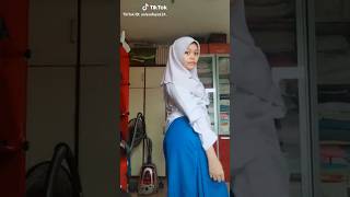 Awek sekolah gelek padu [upl. by Ardnasirk]