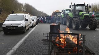 La mobilisation des agriculteurs sétend en Europe [upl. by Nylissej590]