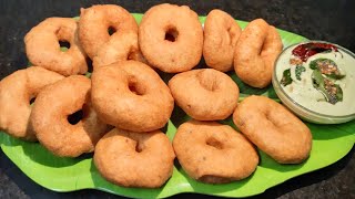 सोप्या पद्धतीने केलेला कुरकुरीत मेदू वडा II Crispy Medu Vada 11 [upl. by Leugimsiul]