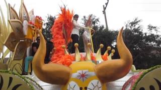 Reina del Carnaval saluda al público en la Batalla de Flores 2015 [upl. by Isayg529]