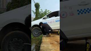 A skilled driver teaches how to use a tow rope to quickly save yourself when your car wheel fall off [upl. by Eusassilem934]