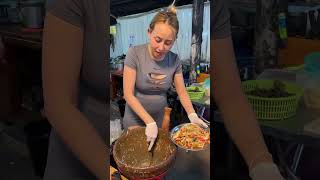 Pro at making papaya salad  Thai Street Food [upl. by Gian]