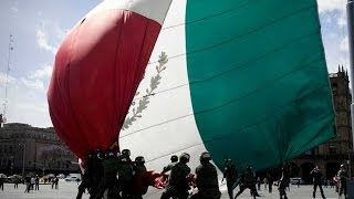 VIDEO ¡Soldados y civiles salvan la bandera de México  Somos más los buenos [upl. by Puett]