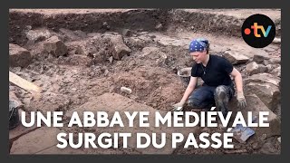 Une abbaye médiévale surgit du passé grâce à des fouilles archéologiques [upl. by Yanej448]