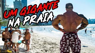 REAÇÃO DAS PESSOAS AO VEREM ESSE GIGANTE NA PRAIA  FABIO GIGA [upl. by Nickie]