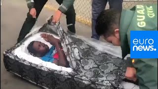 Ces migrants se cachaient dans des matelas [upl. by Eidda228]