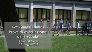 Simulazione di un incendio le prove di evacuazione della scuola [upl. by Undine]