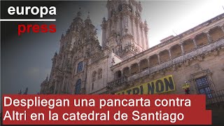 Despliegan una pancarta contra Altri en la catedral de Santiago quotEs una bomba ecológicaquot [upl. by Ligetti]