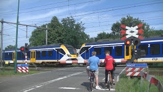 Spoorwegovergang Groenekan  Dutch railroad crossing [upl. by Ittocs]