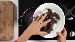 Instructievideo Au bain marie chocolade smelten [upl. by Ainocal]