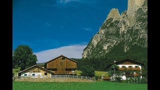 Urlaub auf dem Bauernhof in Südtirol  Roter Hahn Funtnatscherhof in Völs am Schlern [upl. by Adnamaa408]