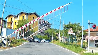 Passaggio a livello Via Acqui  Visone AL treno in transito passaggioalivello levelcrossing [upl. by Champ]