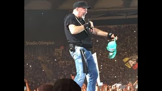 Vasco Rossi canta e i reggiseni volano [upl. by Llerat]