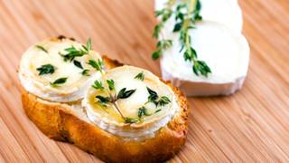 Recette  Tartine au chèvre chaud [upl. by Olaznog]