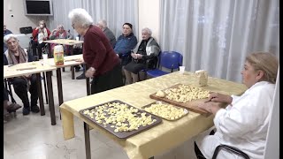 Nunzia di Bari Vecchia a lezione di orecchiette nella casa di riposo quotÈ stato come ritrovare mammaquot [upl. by Demona]