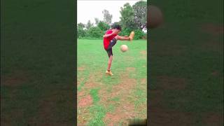 how to jugglingfootballHow to juggling a soccer ballviralshorts [upl. by Onirefez614]