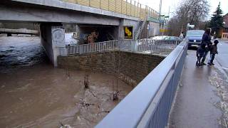 Hochwasser Überschwemmung Eisenbahnbrücke Hochheim  Erfurt 09012011 [upl. by Nylakcaj212]