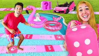 GIOCHIAMO AL GIOCO DA TAVOLO GIGANTE DI BARBIE IN PISCINA CONTRO IL DOTTOR TIMOTI NELLA VITA REALE [upl. by Yahsal]