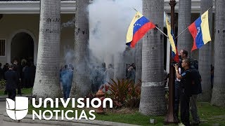 En video Colectivos chavistas atacan el Congreso venezolano y hieren a diputados [upl. by Karlee]