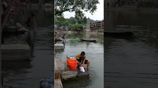 湖南鳳凰城 am Fluss Bettwäsche waschen Fenghuang fenghuang china chinesischekultur 鳳凰城 waschen [upl. by Garik]