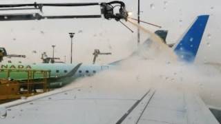 Spray DeIcing of Boeing 737 [upl. by Nuhs]