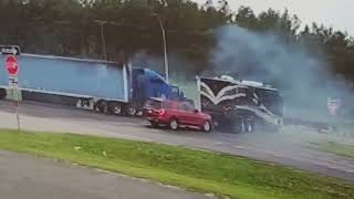 MOTORHOME PULLS OUT IN FRONT OF 18 WHEELER Truck driver deserves an award UNBELIEVEABLE OUTCOME [upl. by Cruickshank]