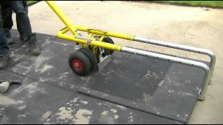 Aufheben transportieren und legen von 100x100cm Platten Terrasse herstellen [upl. by Anum]