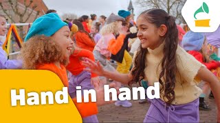 Kinderen voor Kinderen  Hand in hand Officiële videoclip [upl. by Ititrefen166]