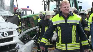 Trecker rammt Lkw  Fahrer im Führerhaus eingeklemmtmpg [upl. by Ardnaz]