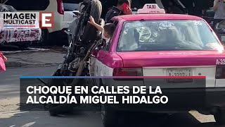 CDMX Aparatoso accidente vial por imprudencias de taxista y motociclista [upl. by Channing]