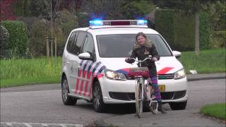 POLITIE LAAT FIETSERTJE SCHRIKKEN MET SIRENE [upl. by Sulecram]