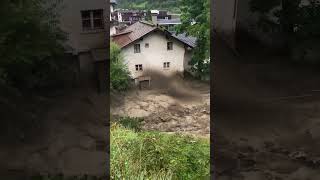 Stuben Passürtunnel RI Langen aA Heftige Gewitter zogen heute über das Tiroler OberlandAußerfern unwetter Unwetterwarnung tirol Unwettergefahr Wetterwarnung  Kräftige Gewitter in Tirol  Erstellt 31072024 2045 Uhr In Tirol haben sich wie erwartet teils kräftige Schauer und Gewitter gebildet Da diese sehr stationär sind und sich kaum weiterbewegen steigt lokal die Gefahr für Überschwemmungen Kleinkörniger Hagel und Windböen können ebenfalls auftreten austria Österreich storm t [upl. by Ullund]