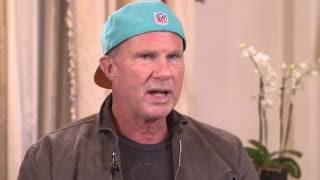 Chad Smith RHCP bekijkt de affiche van Rock Werchter [upl. by Annaujat303]