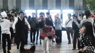 Flashmob surprise proposal フラッシュモブ サプライズ プロポーズ One Direction Live While Were Young JR大阪駅 quotカリヨン広場 [upl. by Bunce]