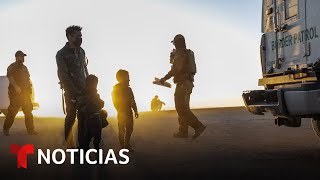 Cientos de migrantes siguen cruzando el desierto de Arizona  Noticias Telemundo [upl. by Ecniuq]