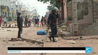 Guinée  Conakry sous haute tension après le vote affrontements entre police et opposants [upl. by Hgielrac]