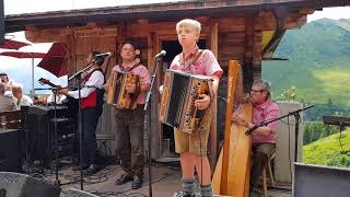 Ursprung Buam mit dem kleinen Franz und den Zellberg Buam spielen die Tiroler Buam Polka [upl. by Morez]