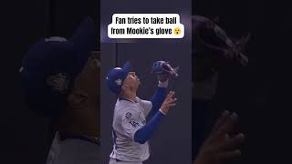 This fan tried to steal the ball from Mookie Betts glove 😲 shorts [upl. by Chloras]